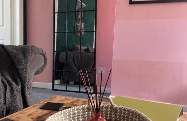 The Hive 2-Bed Apartment with Kitchen and Private Bathroom in Lively Monton Village - Sleeps 4 - Free WiFi - Parking Nearby - Foto 8
