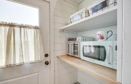 4-Acre Plot Farmhouse-Chic Retreat in Forest! - Foto 12