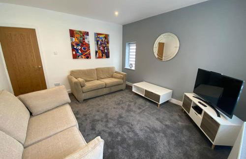 A modern, dog-friendly 3 bedrm canal side property - Photo 6