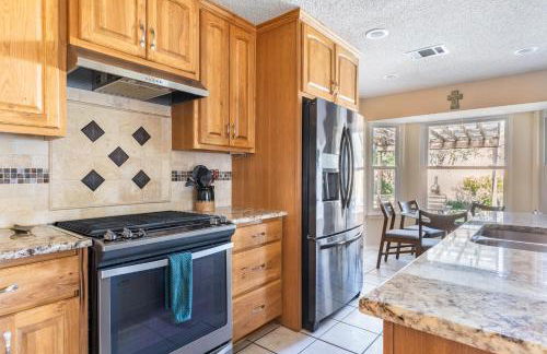 Cozy 3BR Retreat with Outdoor Dining & BBQ Grill - Foto 21