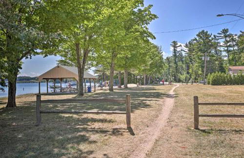 half Mi to Dtwn! Suttons Bay Cottage with Fire Pit - Foto 26