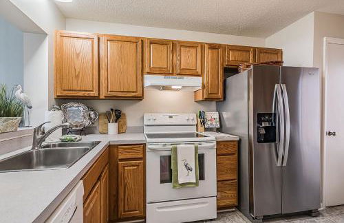 First Floor Condo - Walking distance to beach and pools! - Foto 6