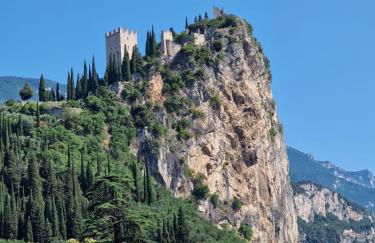 Apartment Sweet Retreat - Photo 27