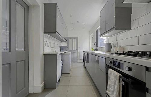 Comfortable 3-Bed Home - Driveway Parking - Foto 16