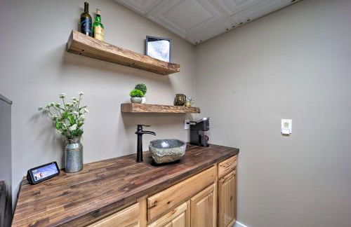 Woodsy Mountain-View Getaway with Hot Tub! - Foto 20