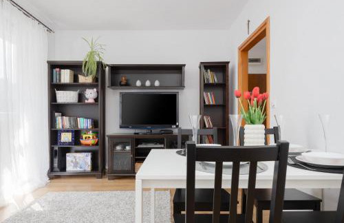 Apartament na Parterze z Parkingiem i Biurkiem do Pracy Zdalnej w Piasecznie by Noclegi Renters - Foto 3