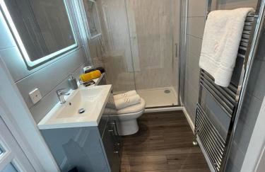 P75 - Studio Pod with Hot Tub - Photo 9