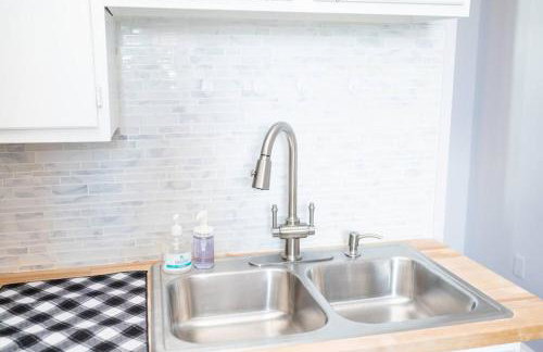 ROKU TVs - Washer & Dryer - QueenBeds - GroupStay - Foto 9