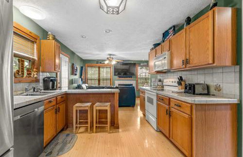 Walk to Lake Lampe Cabin with Fireplace and Deck! - Foto 8