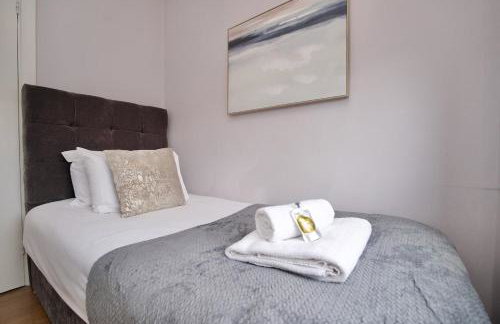 London Road Villa - Free Netflix, Private Parking, WiFi & Private Garden - Photo 31