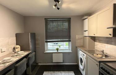3 Bedroom Apartment with Balcony in London, Free Parking - Photo 5