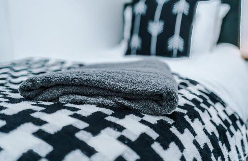 Luxury 3-Bedroom Apartment with 75-Inch TV, Fireplace & Terrace near Manchester Airport - Photo 13