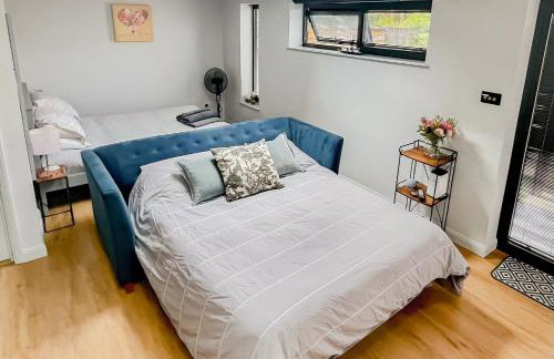 Modern Self Contained Garden Annexe Sleeps up to 4 - Photo 12