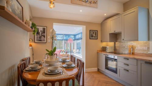 Stunning Period Townhouse with Garden, Walking Distance to Town - Foto 4