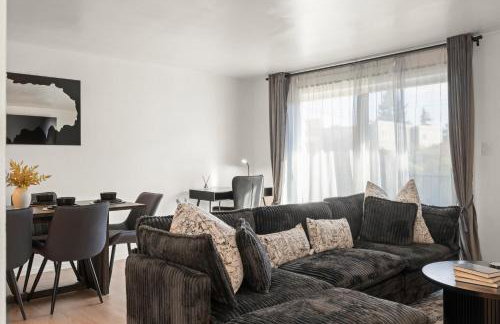 Gray Oasis 1 Bed Apartment in Fremont - Photo 4