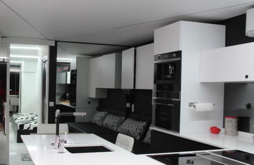 Rez de jardin OU ascenseur 4 ieme PISCINE -WIFI-Dans le Village naturiste holidaysochic - Photo 10