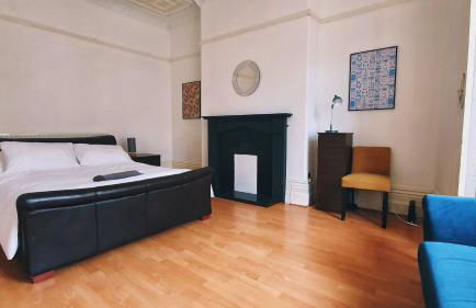 Free Parking, Huge 4 King Bedroom Townhouse, Fast WIFI, Fully Equipped Kitchen, 15 min drive to Nissan, 20 min to Newcastle Sunderland, Ideal for Long Term Contractor etc Stays, Regular Housekeeping Option - Dwellcome Home Ltd - See Our Site for Assurance - Foto 16