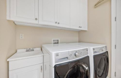 Beach Retreat- Walk to Beach, BBQ, Oceanview Rooftop & Firepit - Foto 50