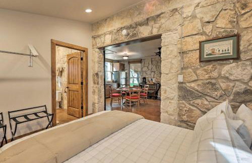 Blanco Riverfront Historic Home, 3 Mi to Downtown! - Foto 13