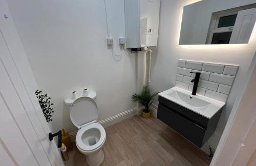 Altrincham House - 2BR - Sleeps 6 - WiFi - Parking - Foto 25