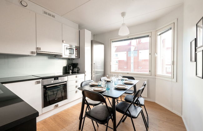 2ndhomes Modern & Cozy 2BR Apt w Balcony - Foto 8