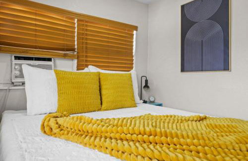 Remodeled 2BR Apartment w/ Garden Deck - Photo 11