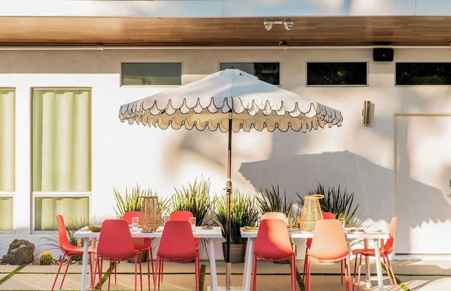 2 Rooms, Sleeps 8 Retro Hotel w/ Pool Wesley King Studio Buyout by Avantstay - Foto 34