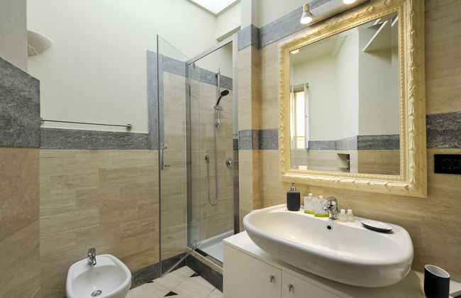 At Home Heart of Milan - Design Duomo Apartment - Photo 27