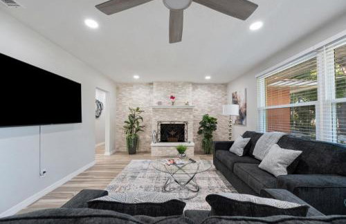 Wood Circle House - Dog Friendly with Fenced in Backyard - Foto 1