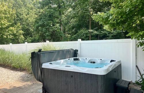 Spacious A-Frame with Lake Michigan Views & Hot Tub-Family Friendly - Foto 8