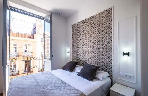 Spacious Apartment with Great Views - Photo 11