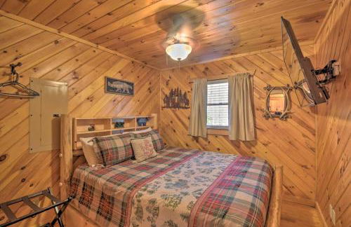 Helen Cabin with Deck and Hot Tub Less Than half Mi to Main St - Foto 10