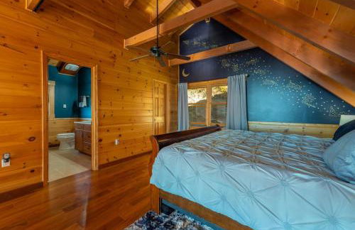 A Celestial Chalet Pets, Hot Tub & Mountain View - Photo 27