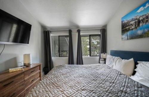 Guest Favorite Spacious Remodeled 2 Bdrm 2 Ba Mountain Views - Photo 25