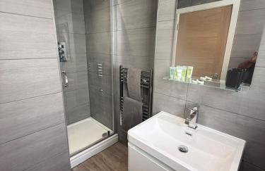 Stylish 3 bed spacious flat - Foto 7