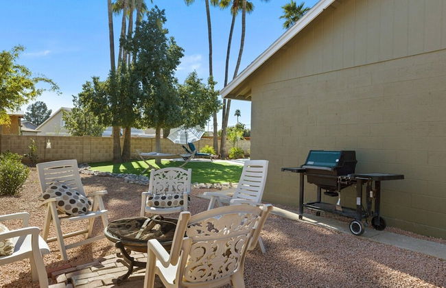 Modern and Stylish Remodeled 4 Bdrm w/ HTD Pool! - Foto 35