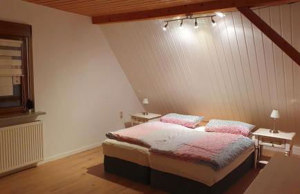 Wohnung am Wald in ruhiger Siedlung Panoramafenster zum höchsten Kunstwerk der Welt 5 Min zur Autobahn oder Zentrum - Foto 13