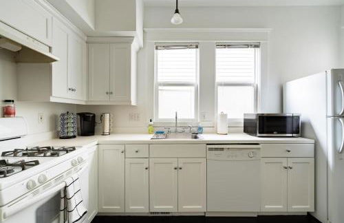 The Art Deco Lounge - 95 WalkScore - Live Music - Photo 9