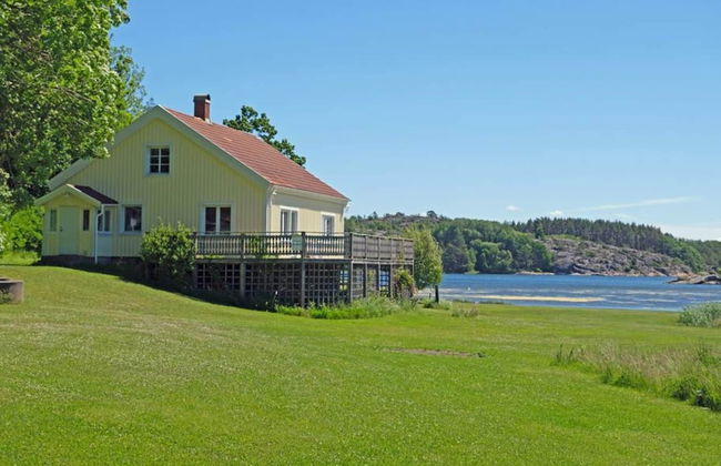 Seaside Cottage With Balcony and Grill - Photo 22