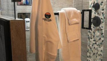 Hobbit Treehouse with waterfall on the Brazos River! 350 acres! Tubing! Petting zoo! - Foto 2