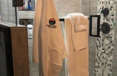 Hobbit Treehouse with waterfall on the Brazos River! 350 acres! Tubing! Petting zoo! - Foto 2