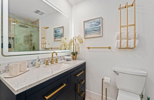 Waterfront Oasis Escape with 7 Seats Hot Tub! - Foto 8