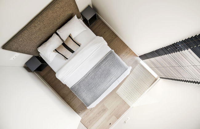 The Lake. Unique Waterfront Villa - Photo 5