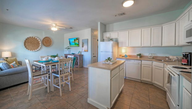 Chic 2BR Coastal Condo Shared Pool Near the Beach Envy the Adventure - Foto 4, Habitación