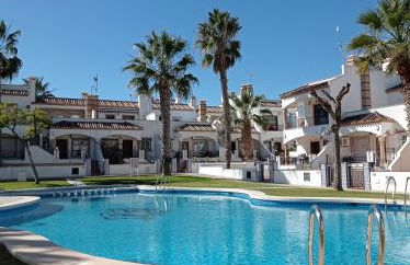TOWNHOUSE 1 minute walk to Villamartin plaza - Foto 1