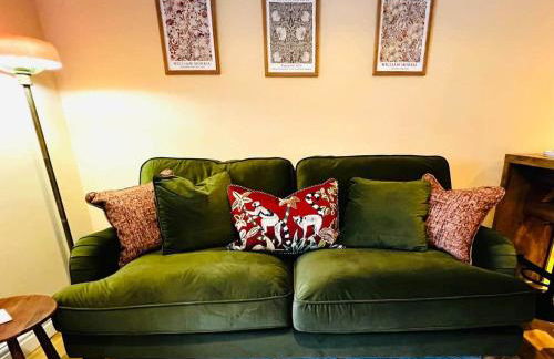 Elegant Hayfield Escape - Heart of Peak District - Photo 20