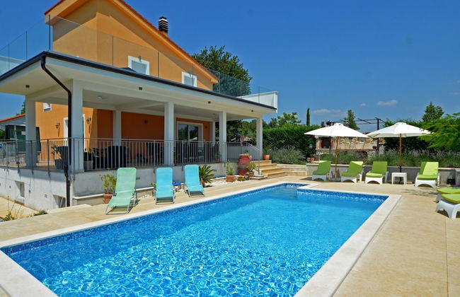 Exquisite Secluded Villa With Pool - Photo 30