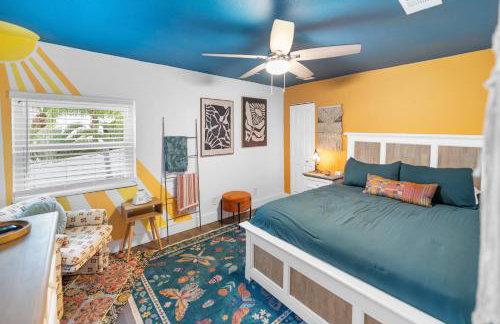 Pink Pony Villa - Waterfront Escape with Pool & Themed Rooms - Foto 14