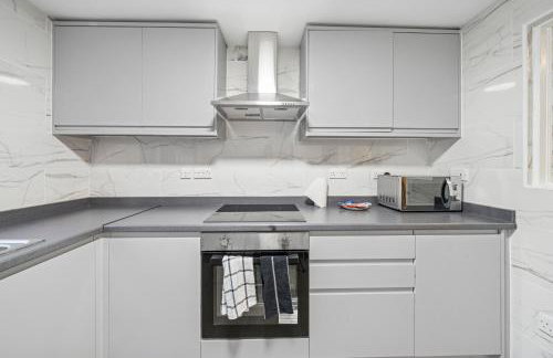 Lawrence Ave 4BD-2Storey House Fast Wifi Families & Leisure By AltoLuxo Short Lets & Serviced Accommodation With Free WiFi & Parking - Foto 13