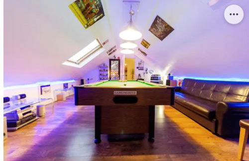 4 Bed Flat - Sleeps 14 - Parking - Game Room -Wifi - Foto 5